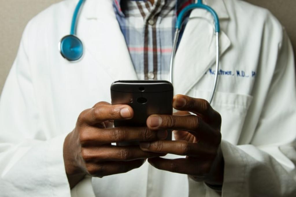 AI-based web app for healthcare decision-making